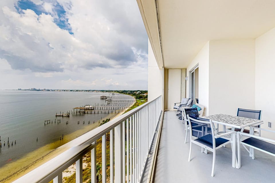 Waterfront condo with beach access pools balcony central AC & W&D House in Perdido Key