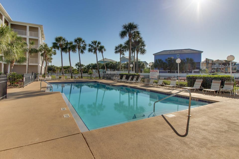 Modern beach condo with pool hot tub well-equipped kitchen balcony & W&D House in Perdido Key