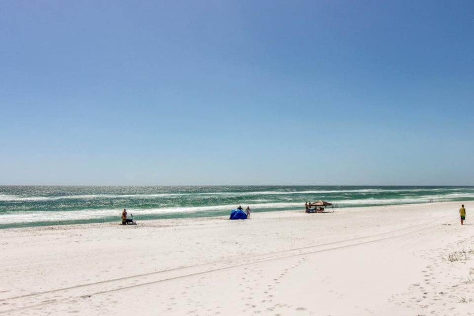 Modern beach condo with pool hot tub well-equipped kitchen balcony & W&D House in Perdido Key