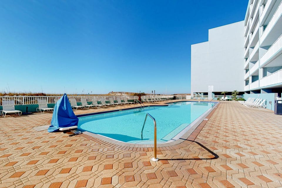 Beautiful beachfront condo with shared pool & beach access House in Okaloosa Island