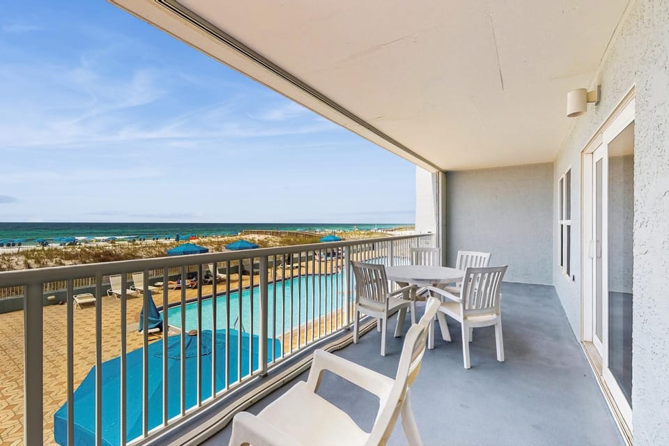 Beautiful beachfront condo with shared pool & beach access House in Okaloosa Island