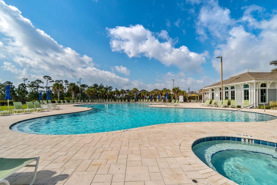 Gorgeous townhouse plenty of space lots of games shared pool close to beach Villa in Perdido Key