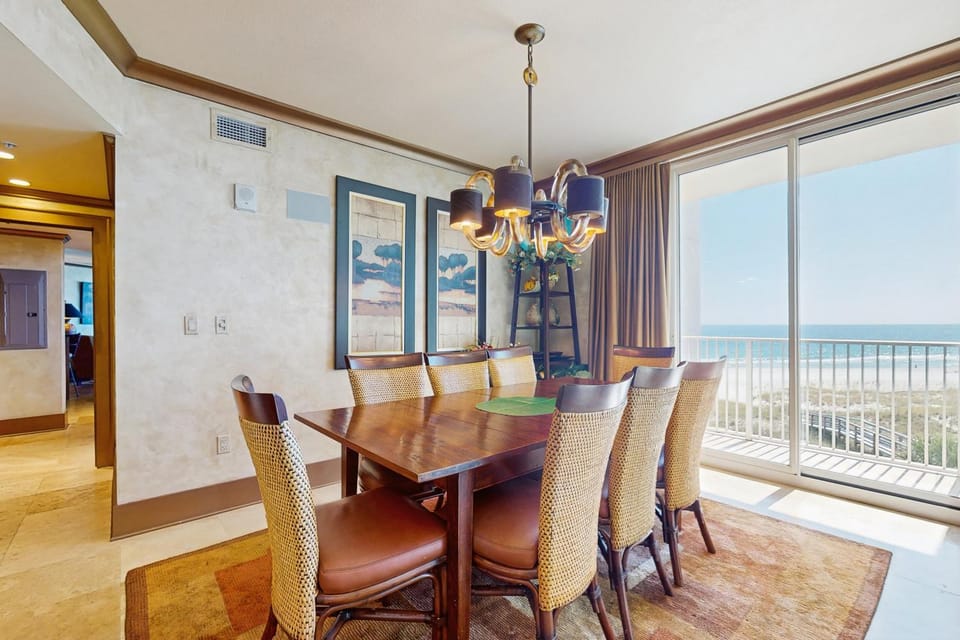 Spacious multi unit condo with two kitchens shared pool & beach access House in Ono Island