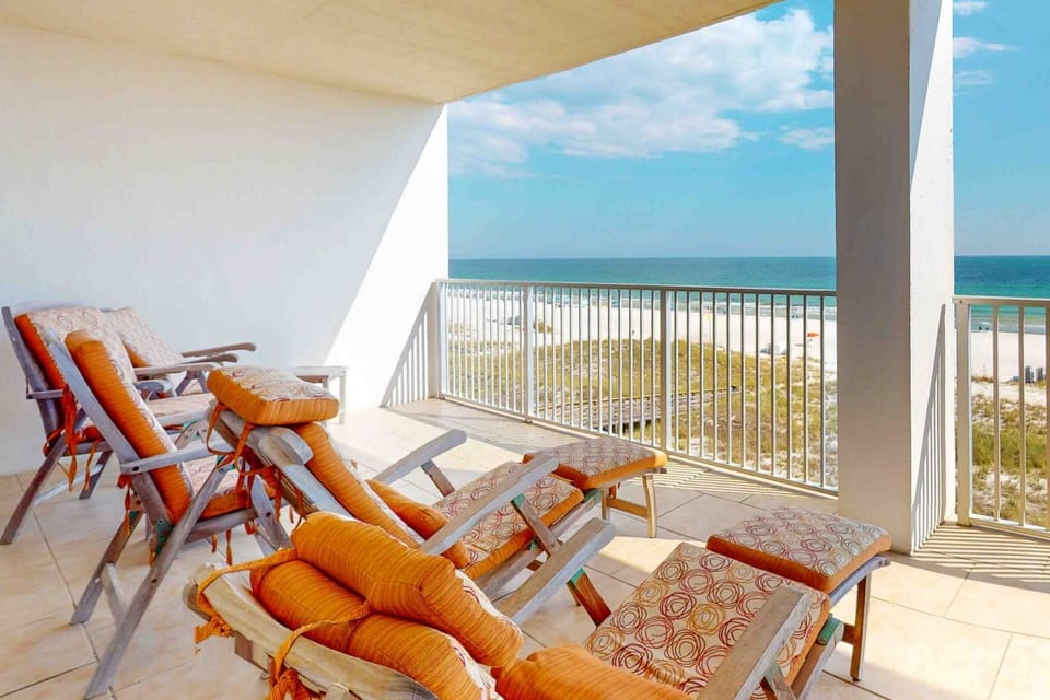 Spacious multi unit condo with two kitchens shared pool & beach access House in Ono Island