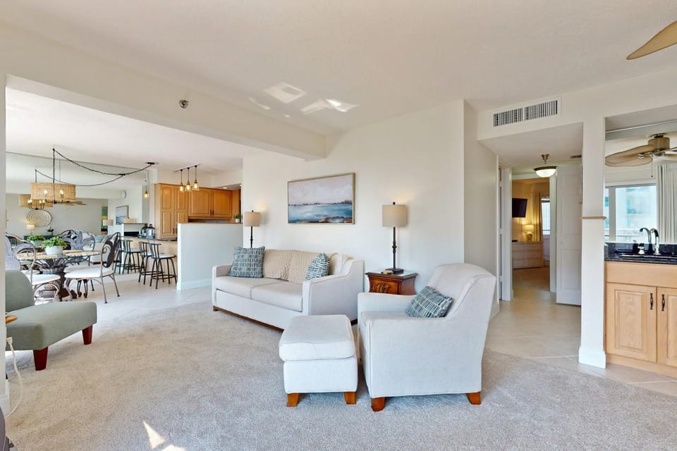 Stunning oceanfront condo with access to a shared pool and private beach entry House in Okaloosa Island