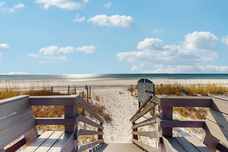 Beautiful seaside condo featuring a communal pool and direct beach access House in Okaloosa Island