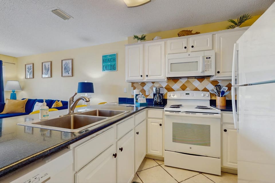 Beautiful seaside condo featuring a communal pool and direct beach access House in Okaloosa Island