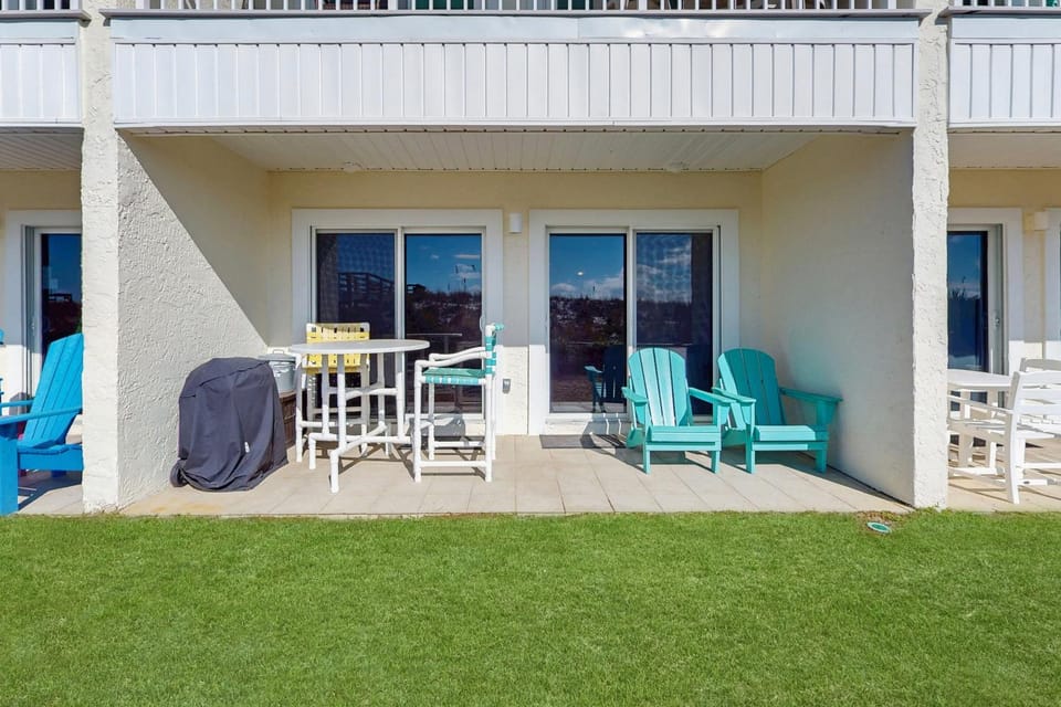 Beautiful seaside condo featuring a communal pool and direct beach access House in Okaloosa Island