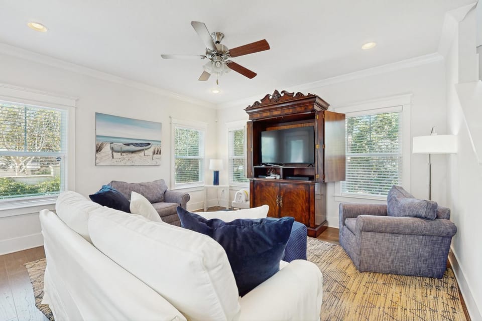 Home with pool & dock access - blocks to beach Powell Lake & state park House in Inlet Beach