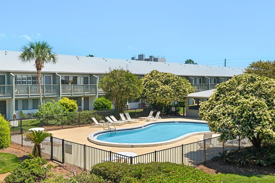 Beautiful coastal studio condo with pool Apartment in South Walton County