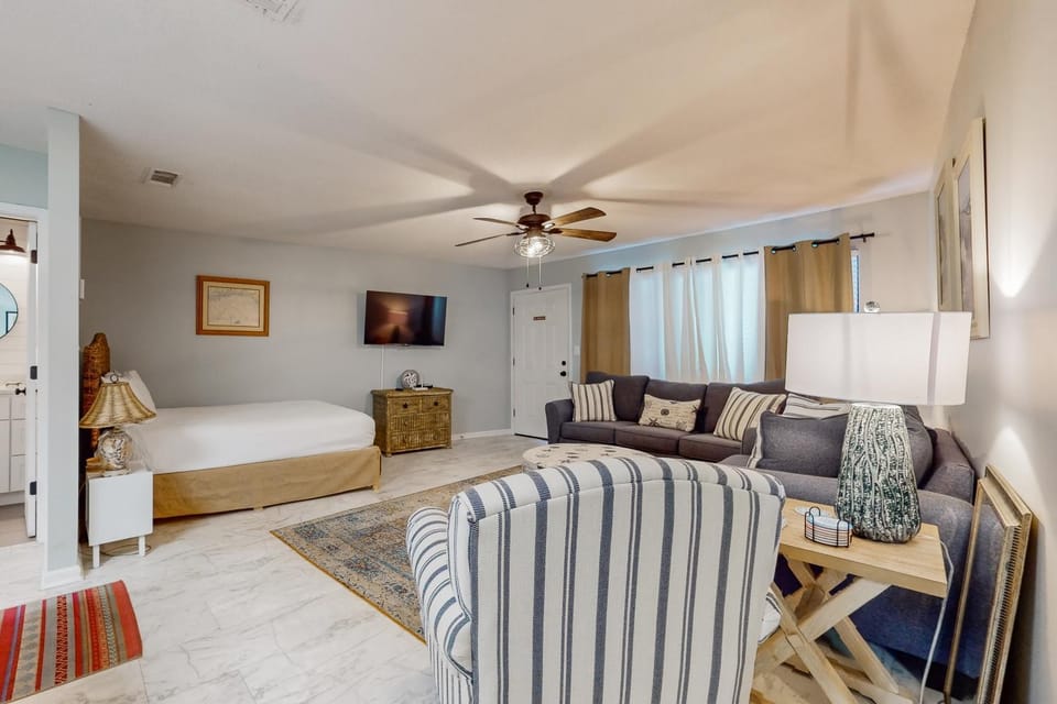 Beautiful coastal studio condo with pool Apartment in South Walton County