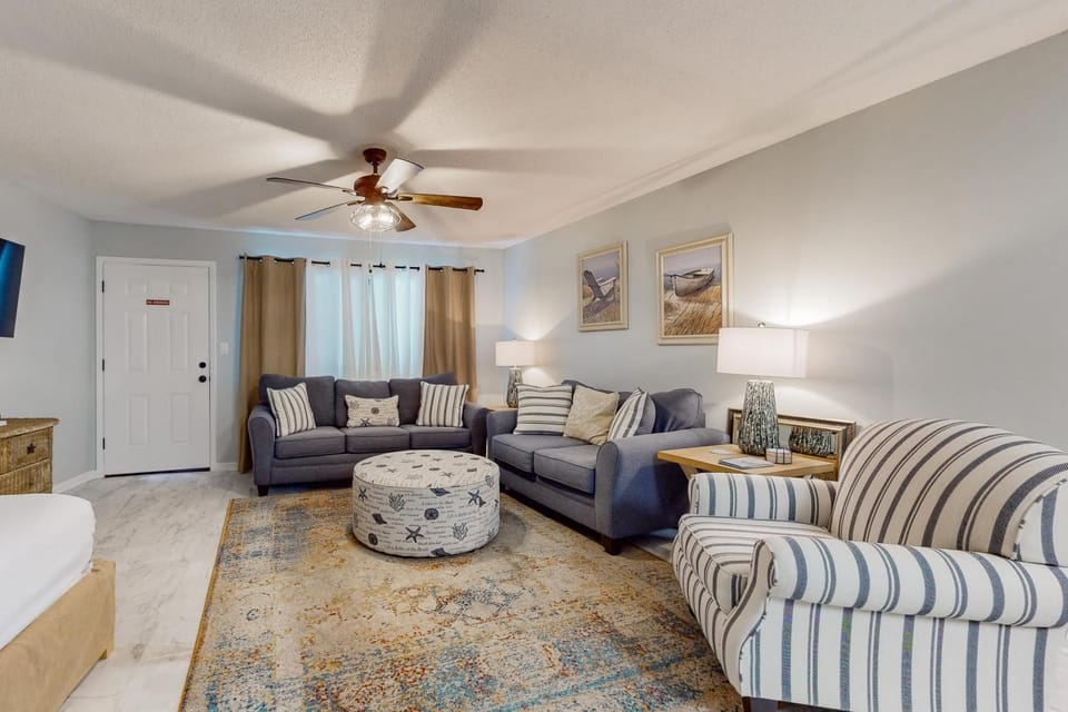 Beautiful coastal studio condo with pool Apartment in South Walton County