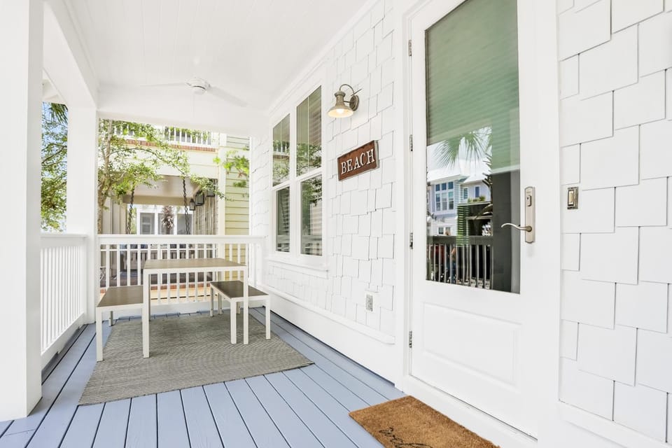 Relaxing getaway outdoor pool access gym bikes central AC & W&D House in South Walton County