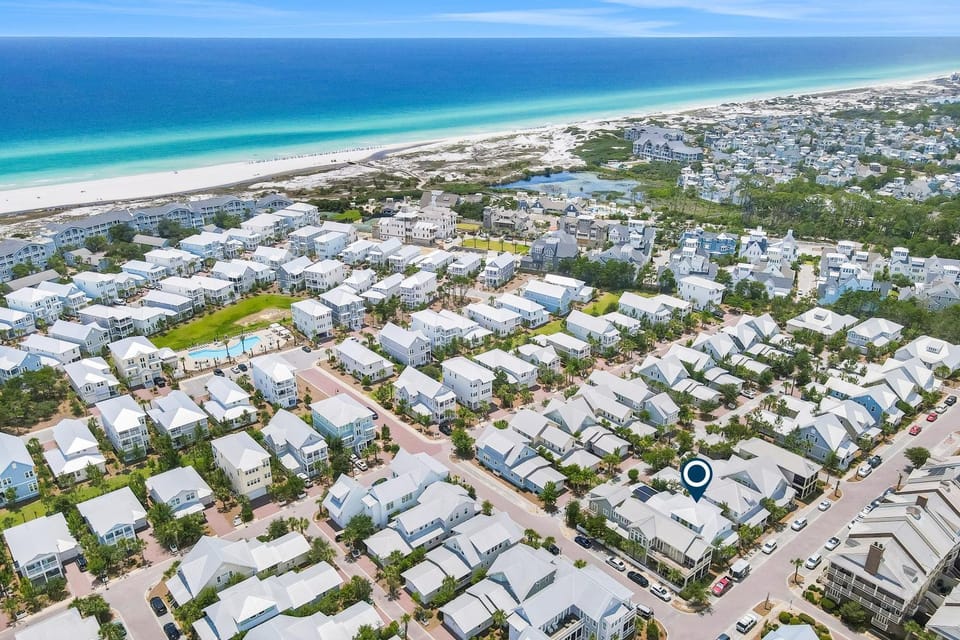 Relaxing getaway outdoor pool access gym bikes central AC & W&D House in South Walton County