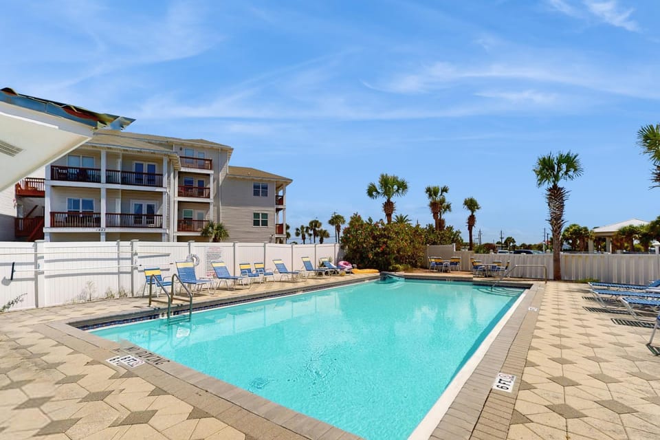 Elegant beachfront retreat with shared swimming pool and easy beach entry House in Okaloosa Island