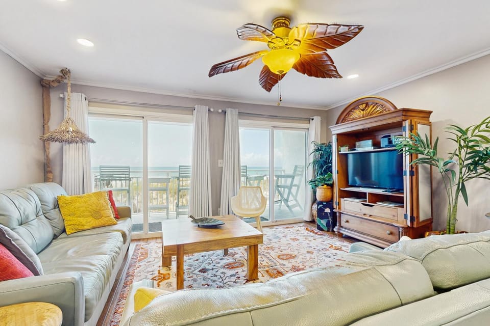 Elegant beachfront retreat with shared swimming pool and easy beach entry House in Okaloosa Island