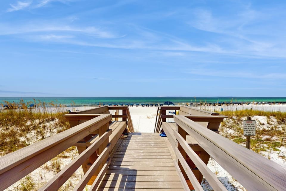 Elegant beachfront retreat with shared swimming pool and easy beach entry House in Okaloosa Island
