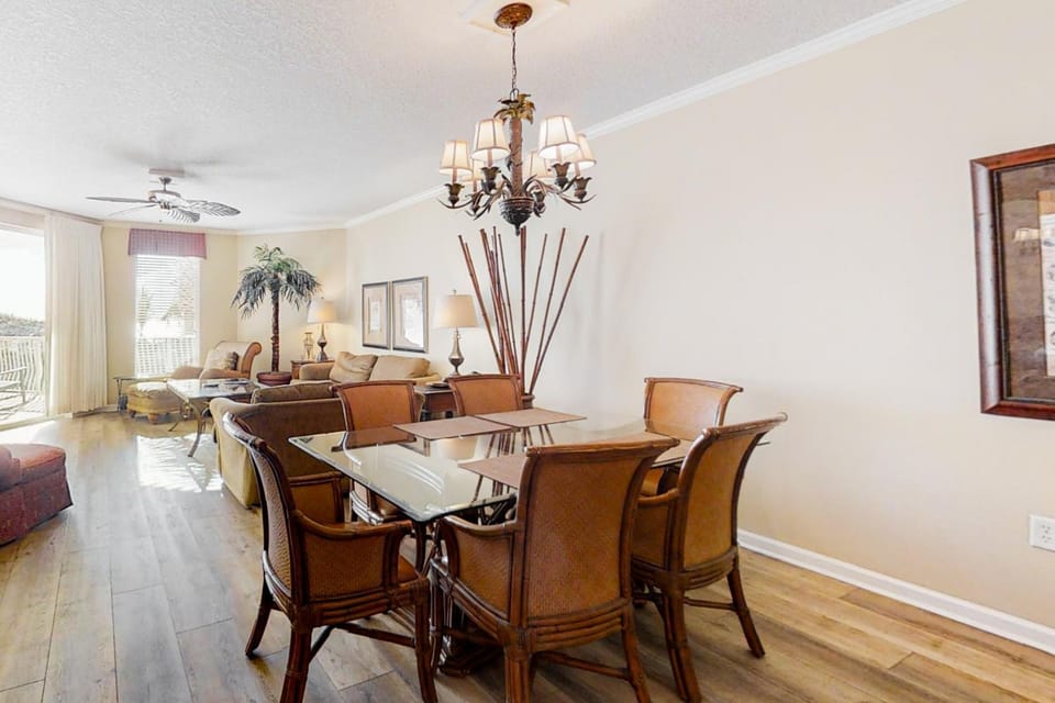 Condo with 2 stunning pools hot tub gym partial Gulf view & pickleball Apartment in South Walton County