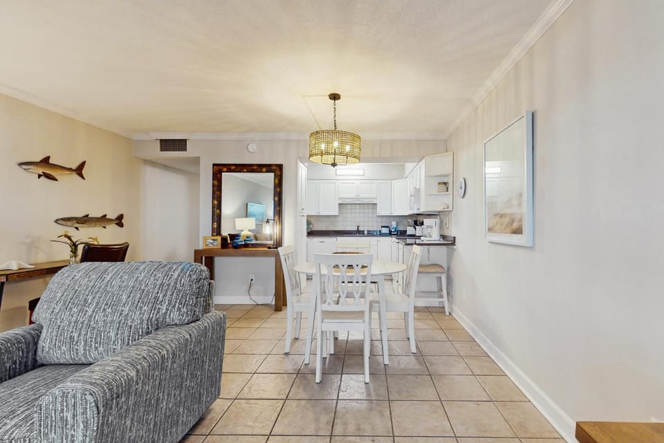 2nd-floor spacious beachfront condo with ocean views - close to entertainment House in Okaloosa Island