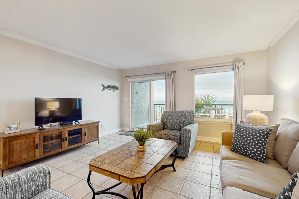 2nd-floor spacious beachfront condo with ocean views - close to entertainment House in Okaloosa Island