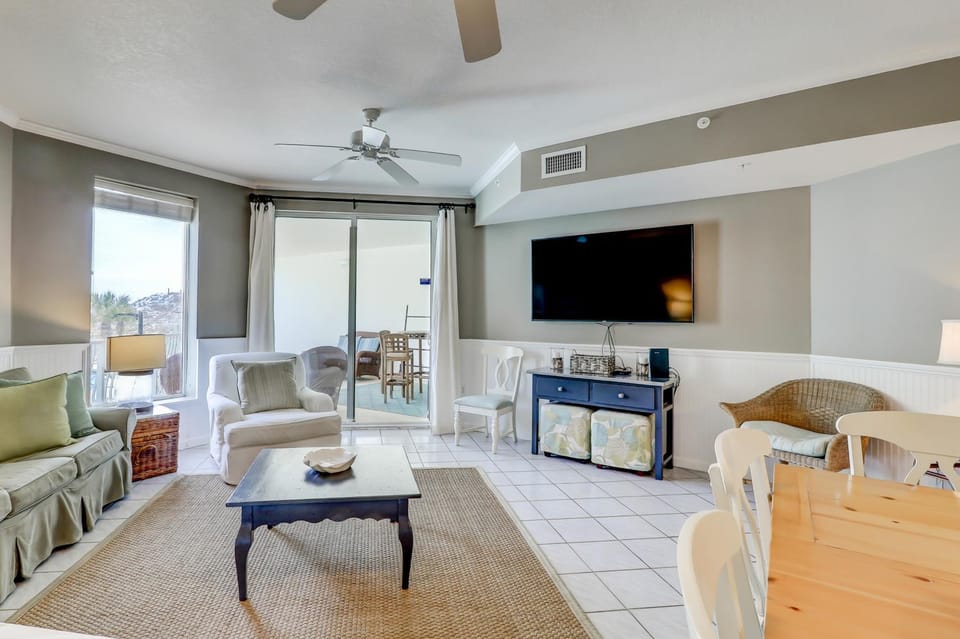 Two-bedroom with bunks balcony overlooking pool & on-site pickleball House in South Walton County