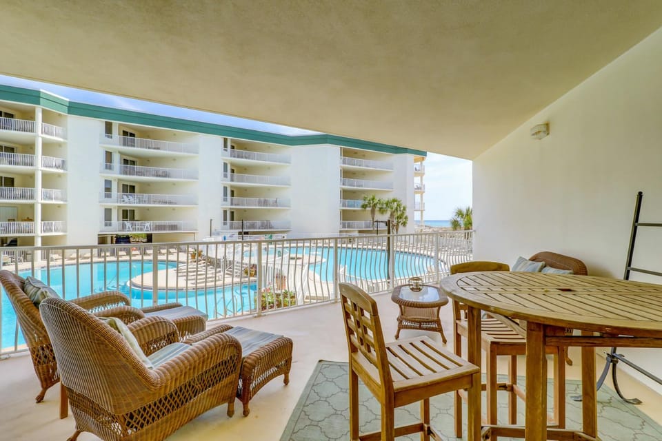 Two-bedroom with bunks balcony overlooking pool & on-site pickleball House in South Walton County