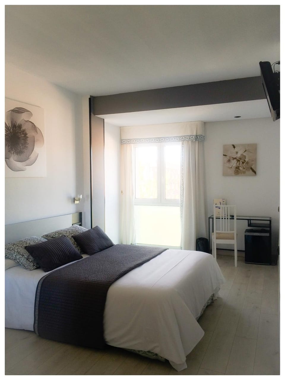 Photo of the whole room, Bedroom