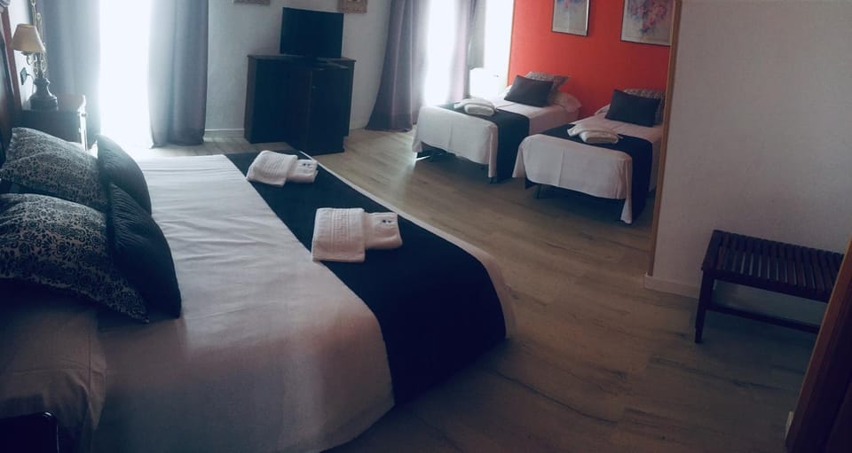 Bed, TV and multimedia, Photo of the whole room, Bedroom