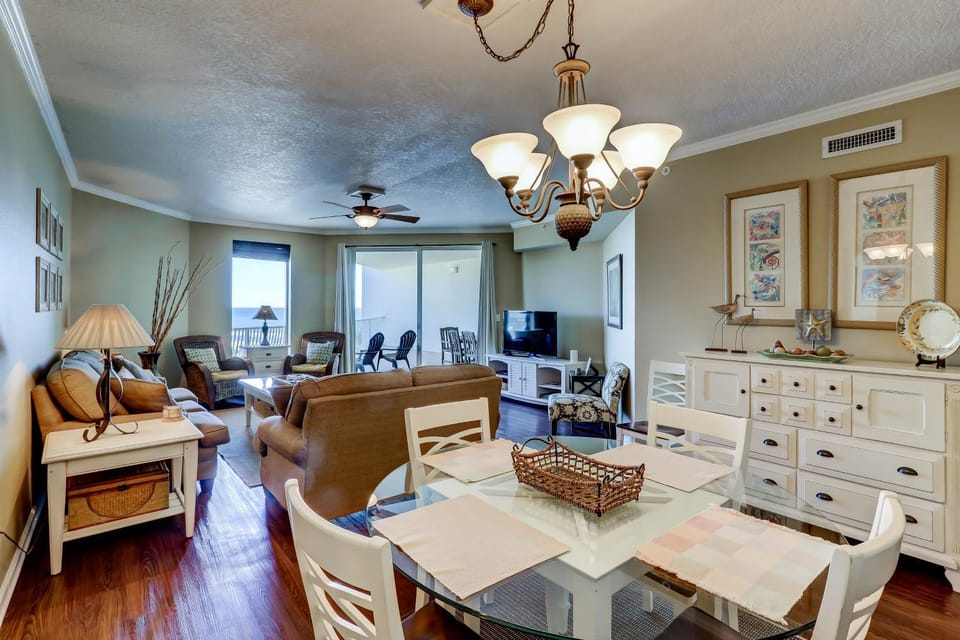 Gorgeous 3-bedroom condo with stunning view spacious balcony & pickleball House in South Walton County