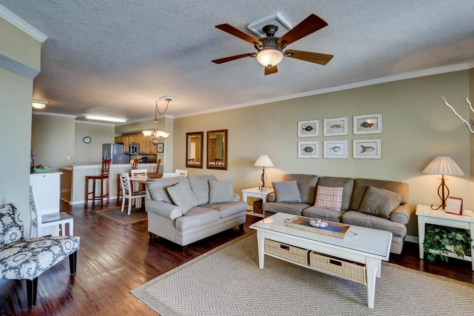 Gorgeous 3-bedroom condo with stunning view spacious balcony & pickleball House in South Walton County