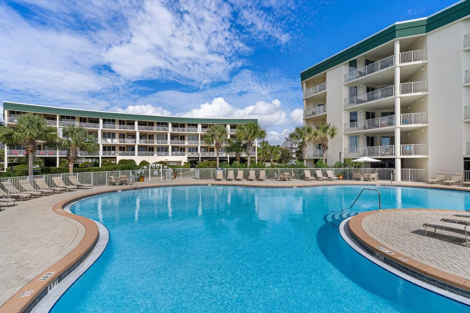 Charming two-bedroom with bunks balcony overlooking pool & pickleball House in South Walton County