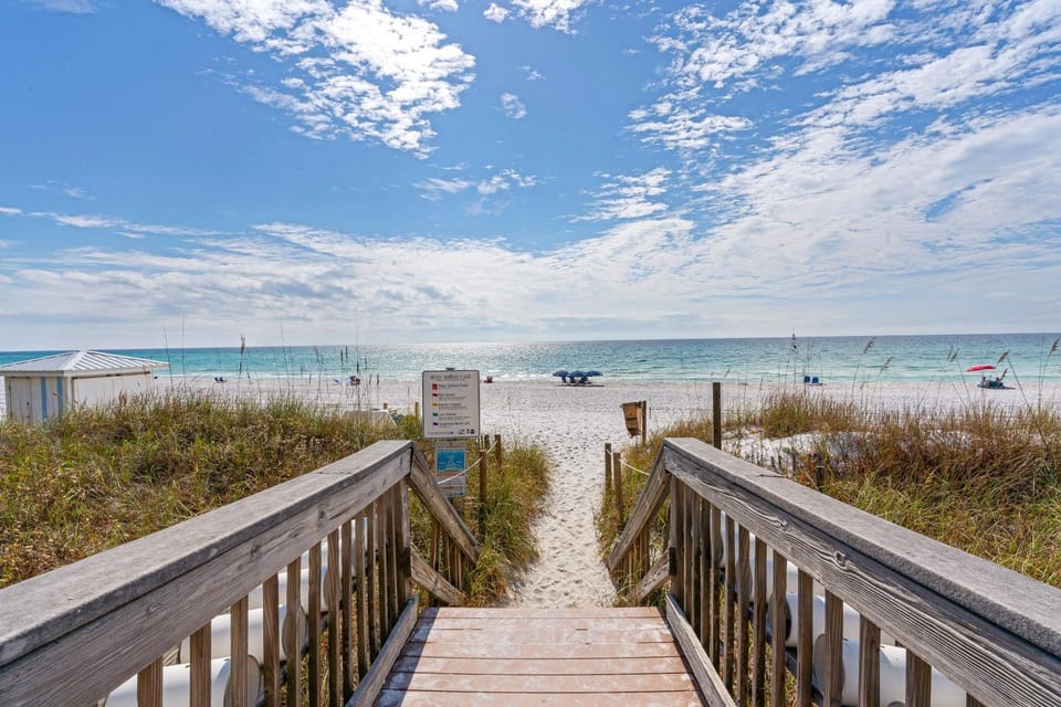 Charming two-bedroom with bunks balcony overlooking pool & pickleball House in South Walton County