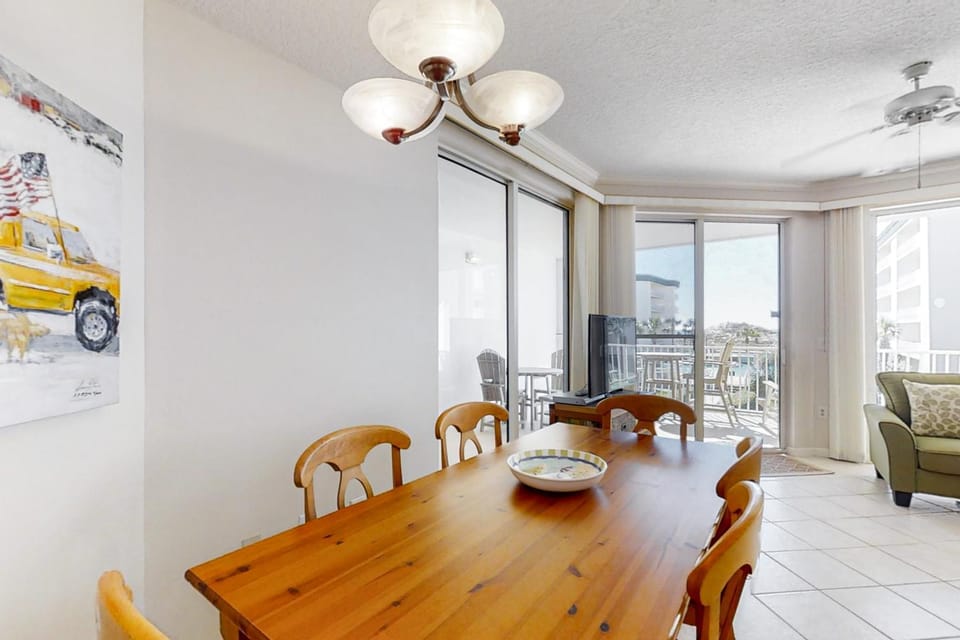 Super-comfy Seagrove condo with spacious pool-view balcony & pickleball House in South Walton County