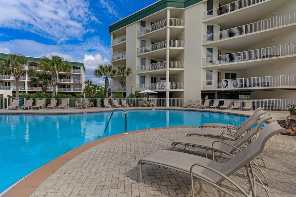 Super-comfy Seagrove condo with spacious pool-view balcony & pickleball House in South Walton County