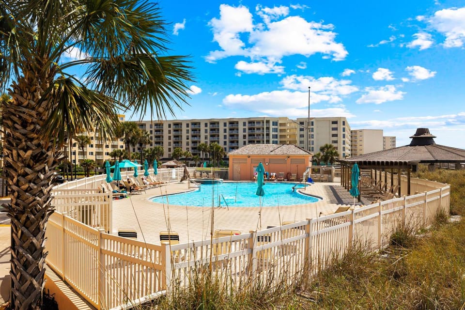 Bright ocean-view condo with community pool and direct beach walkway House in Destin