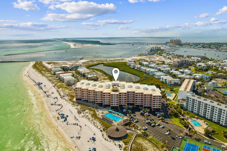 Bright ocean-view condo with community pool and direct beach walkway House in Destin
