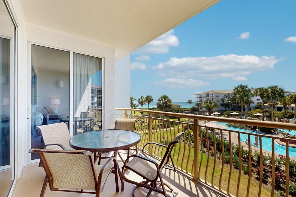 Airy beachfront condo with balcony views lagoon pool tennis & pickleball House in Rosemary Beach