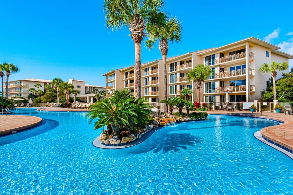 Beautiful 3rd-floor villa with hot tub tennis pickleball & balcony with views House in Rosemary Beach