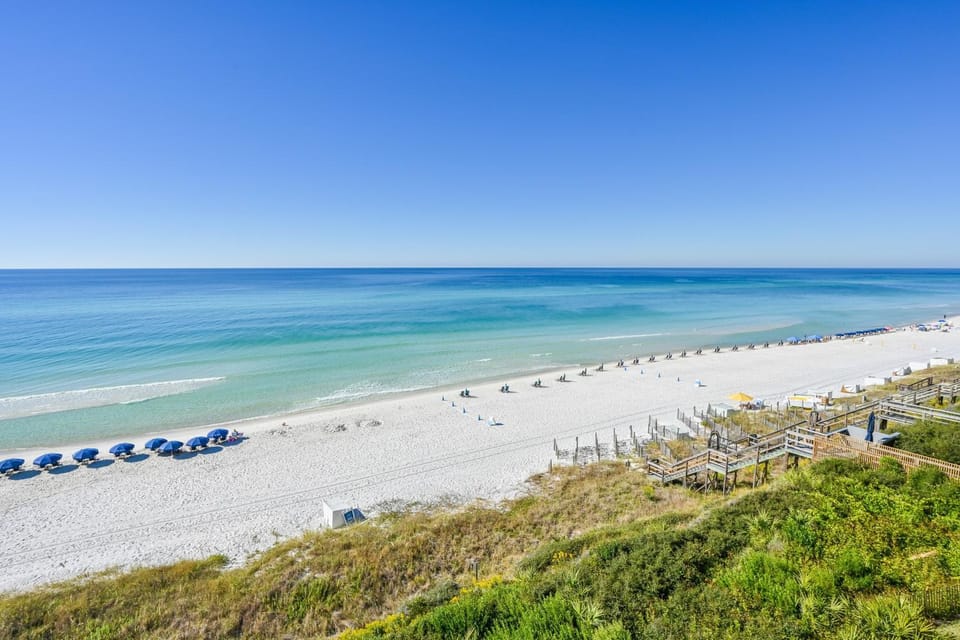 Condo with pickleball - steps from the Gulf & quick walk to dining & shops House in Rosemary Beach