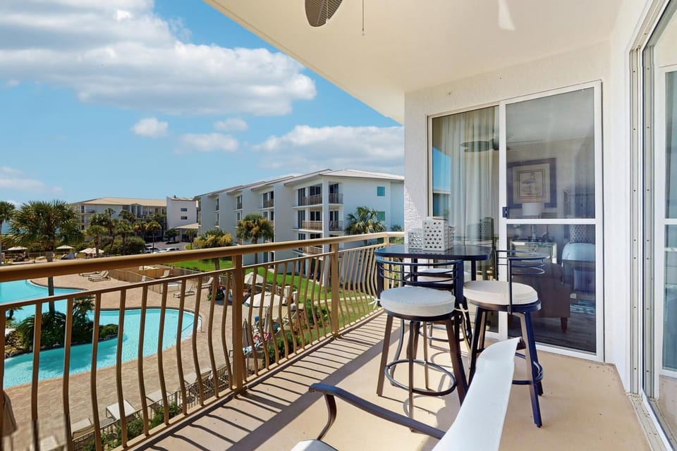 Condo with pickleball - steps from the Gulf & quick walk to dining & shops House in Rosemary Beach