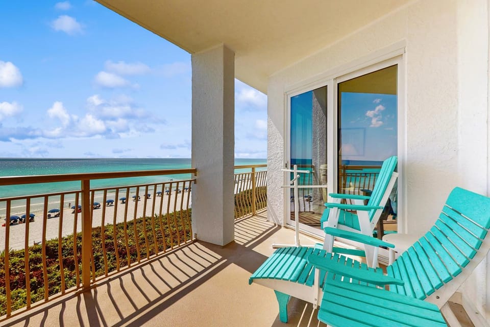 Gulf-front condo with bicycles lazy river & pickleball House in Rosemary Beach