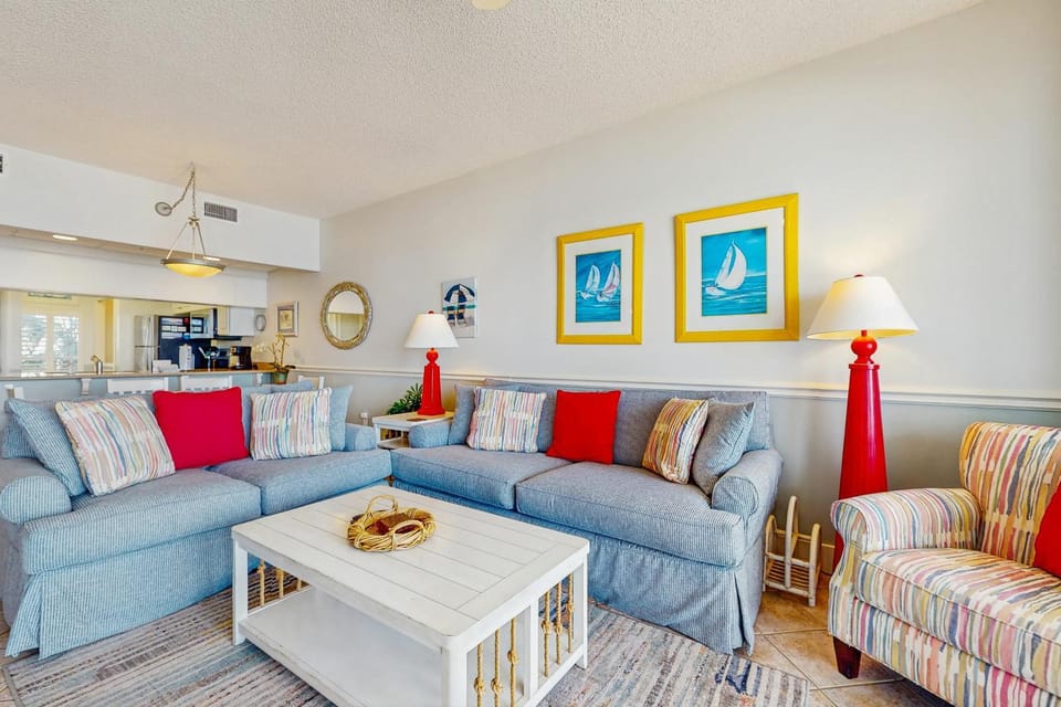 Gulf-front condo with bicycles lazy river & pickleball House in Rosemary Beach