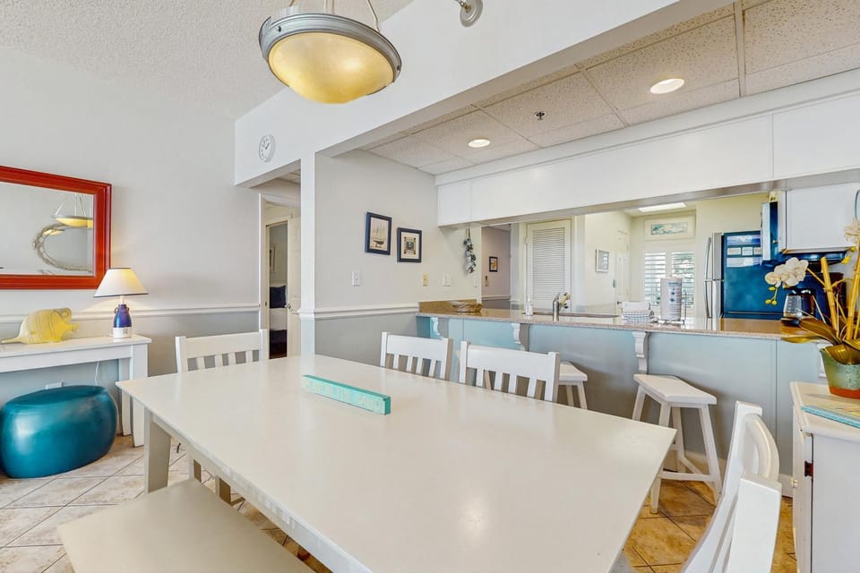 Gulf-front condo with bicycles lazy river & pickleball House in Rosemary Beach