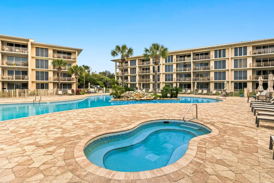 Gorgeous beach condo with furnished balcony panoramic view & pickleball House in Rosemary Beach