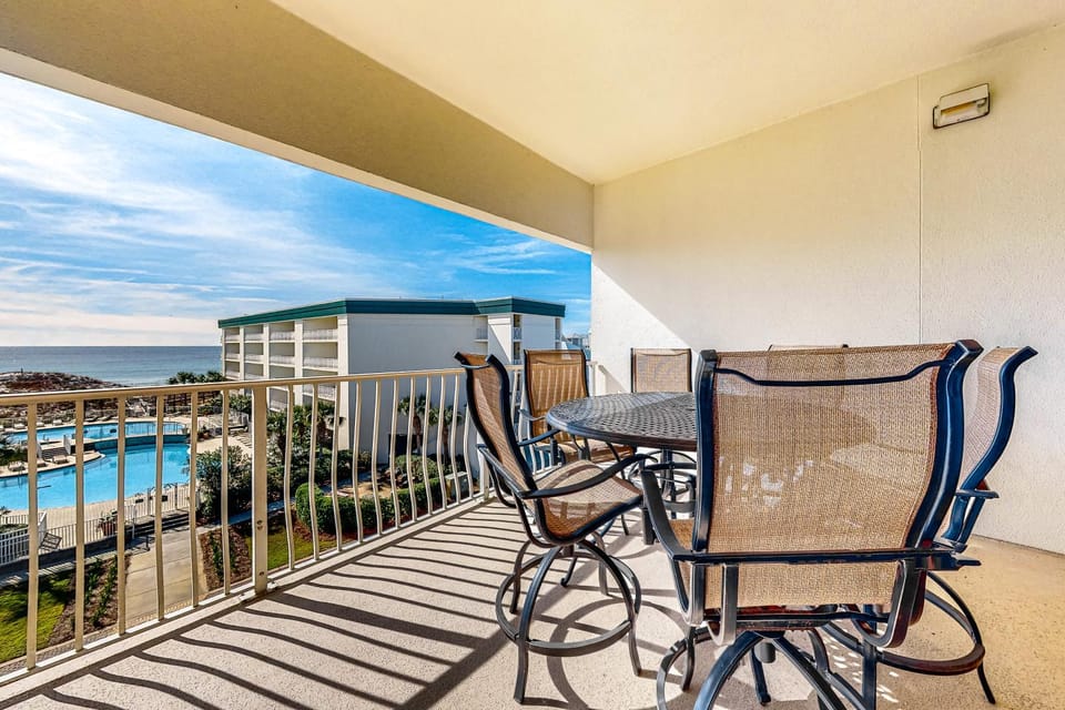 Lovely home with pool & Gulf views covered parking bikes & pickleball House in South Walton County