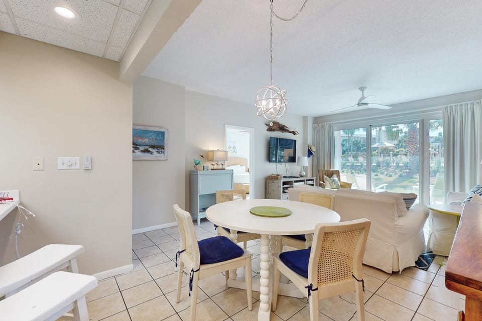 Beachfront condo with 2 beach chairs included & pickleball - short walk to dining House in Rosemary Beach