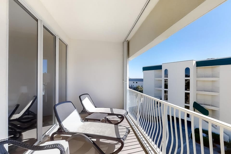 Magical 3rd-floor condo with pools telescope for stargazing & pickleball House in South Walton County