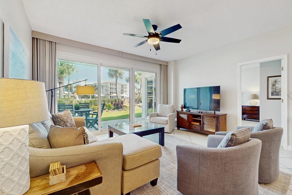 Coastal condo with lagoon pool bike rentals tennis pickleball & beach access House in Rosemary Beach