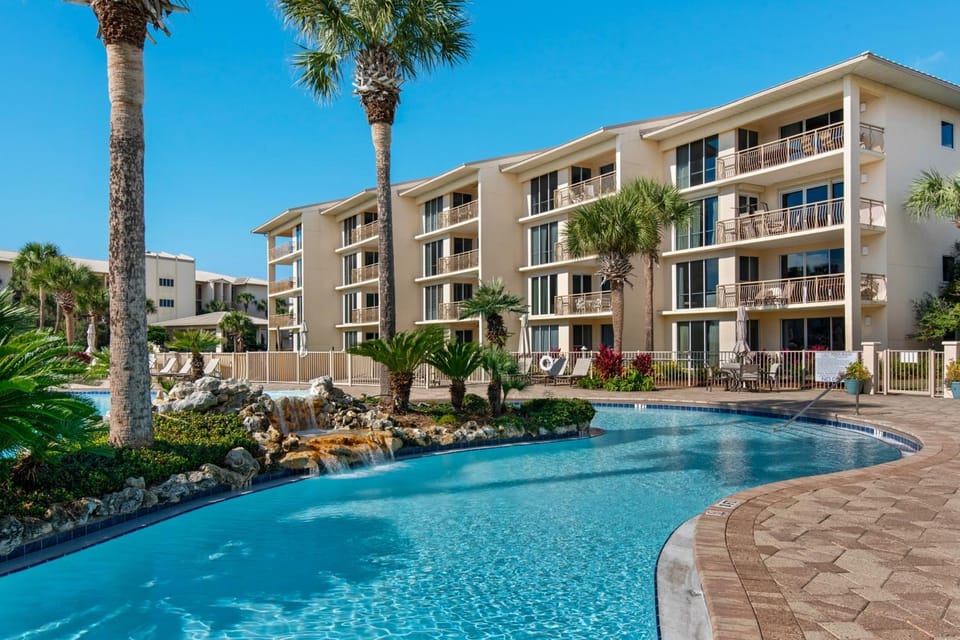 Coastal condo with lagoon pool bike rentals tennis pickleball & beach access House in Rosemary Beach