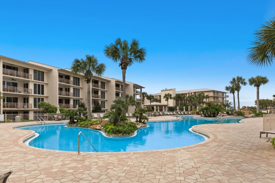 Coastal condo with lagoon pool bike rentals tennis pickleball & beach access House in Rosemary Beach